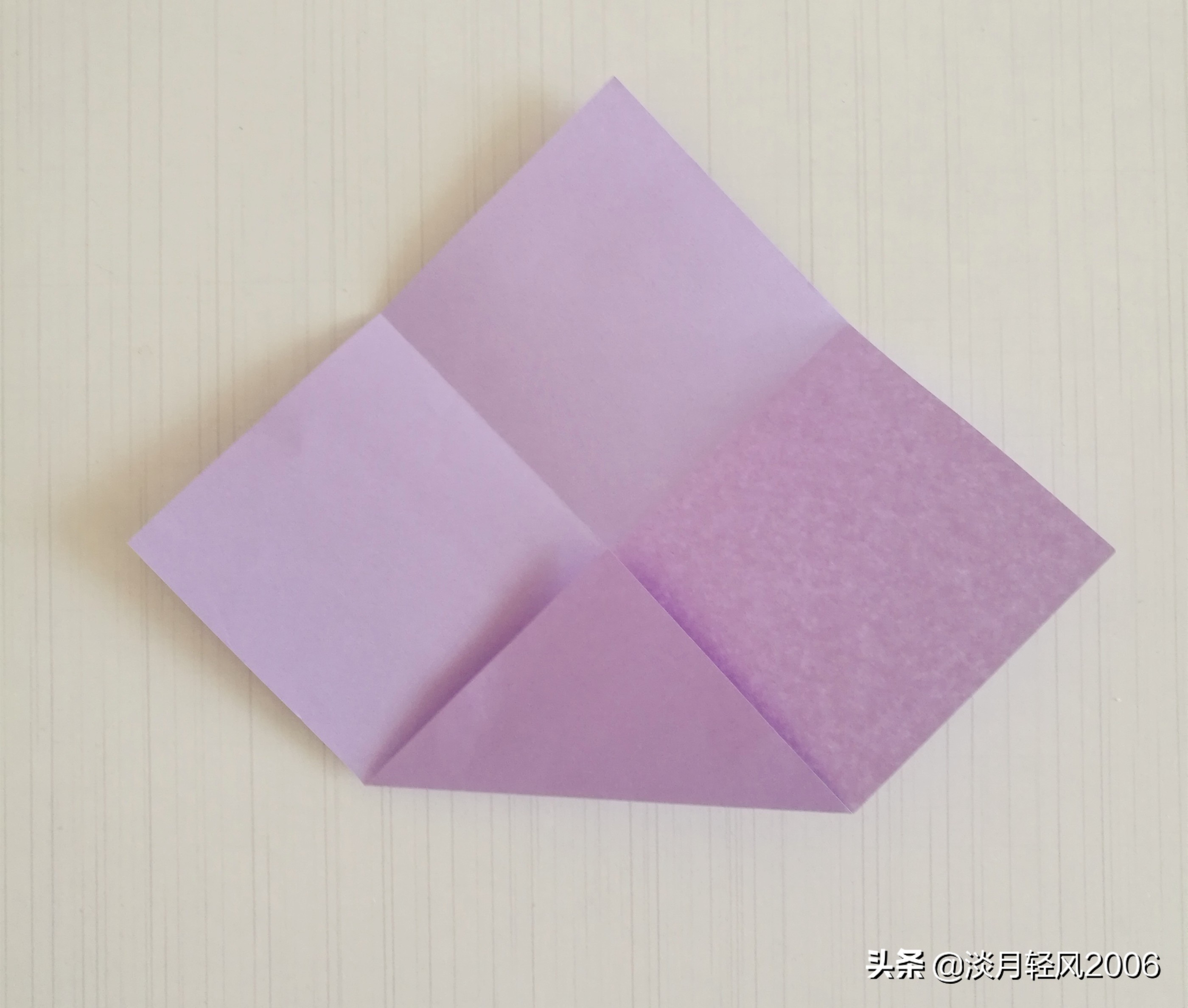 用一张纸折几下两分钟做一个小盒子，很实用的小手工，有制作过程