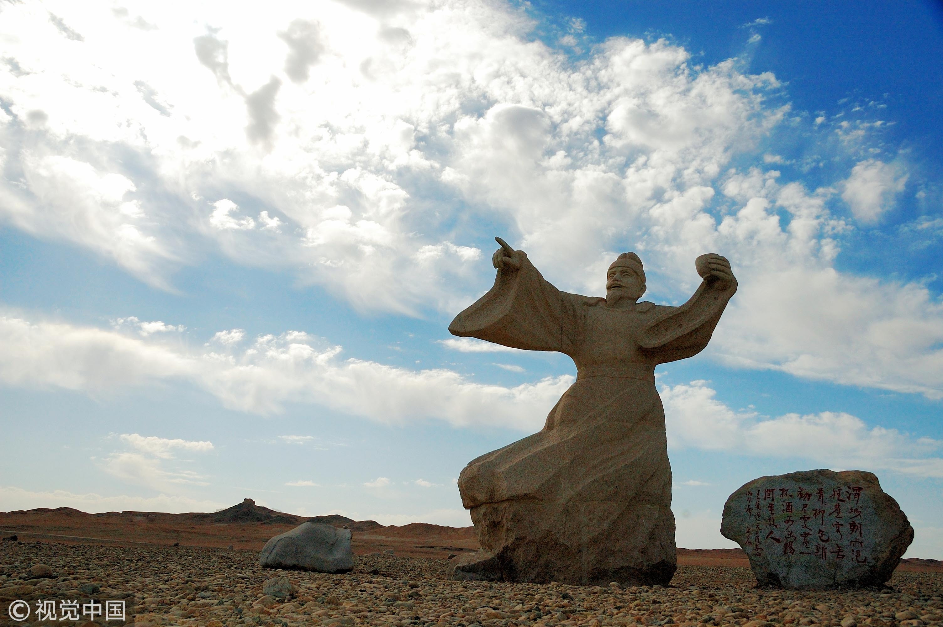 王维雕像同是中年诗作,一个有不得志而退隐田园的怅然心态;另一个却有