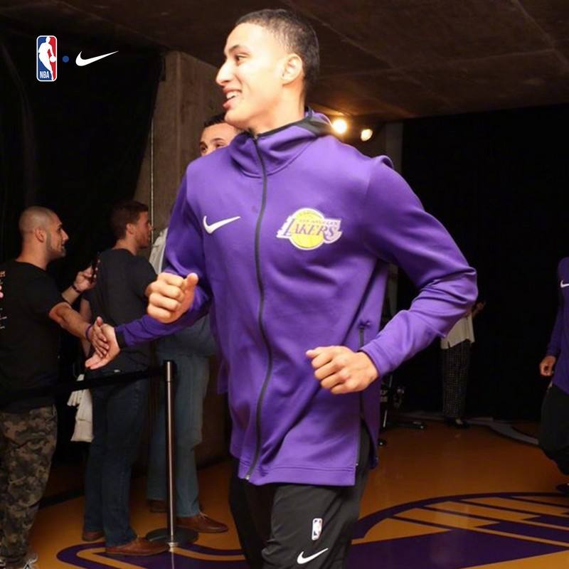 为什么nba球员要穿排扣裤(别光盯着球衣球鞋  NBA出场服的潮流演变你造吗？)