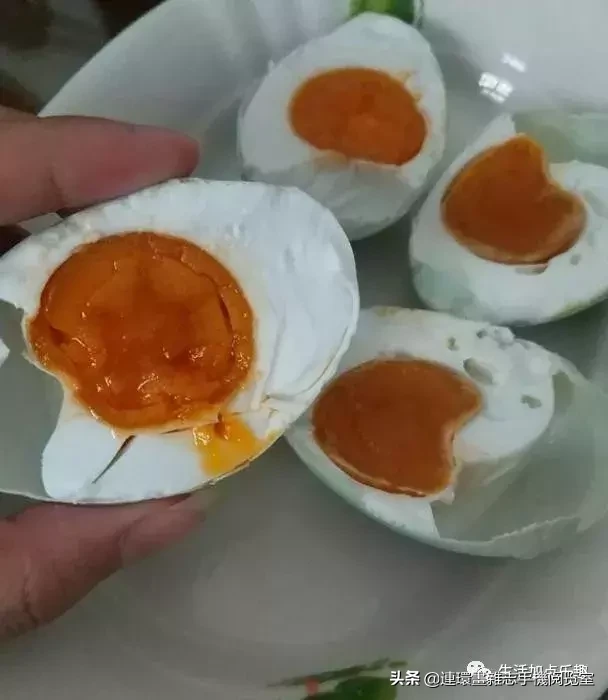 原来腌咸鸭蛋这样容易，照这个做法配方来做，咸蛋鲜黄流油