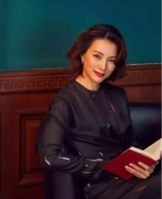 “央视一姐”董卿：连续主持13届春晚，却因赴美生子惨遭网友痛骂