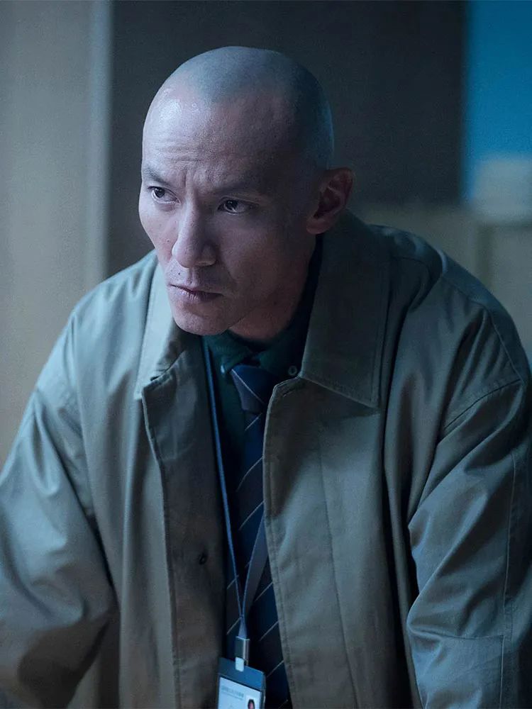 阿爆因为对爱人梁文超的执念,隐瞒证据,违背了警察的职业道德,更触犯