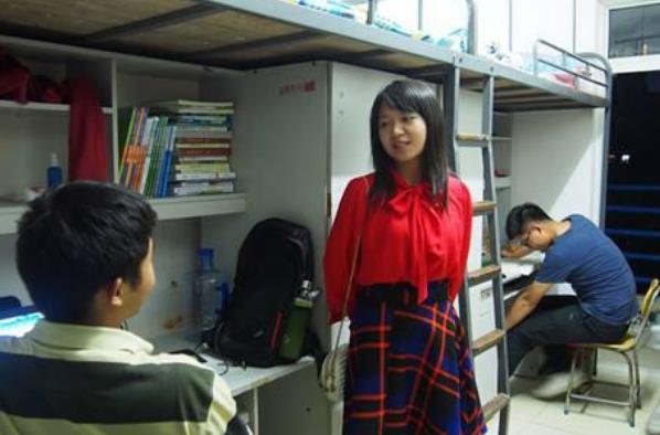 继张美玉之后，高校又出现“花臂男”嚣张查寝，进门要收学弟电脑