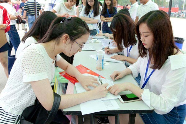 面对武汉“天价学费”高校，学生摇头不敢读，家长也直呼涨得离谱