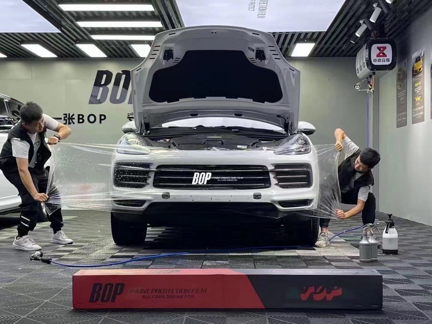 像极火辣的辣椒，来看看这辆保时捷卡宴