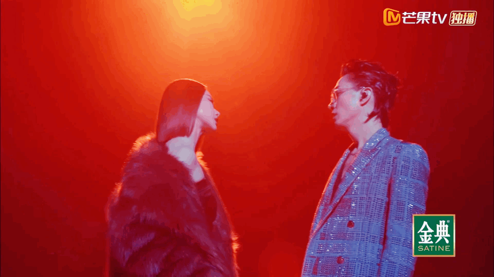 《披荆斩棘》总决赛“嫂子”斗艳：戚薇献吻好辣，蔡少芬眼袋严重