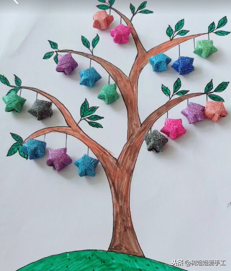 这样就做成了一幅漂亮又有创意的手工贴画,是个很好的幼儿手工作业哦!