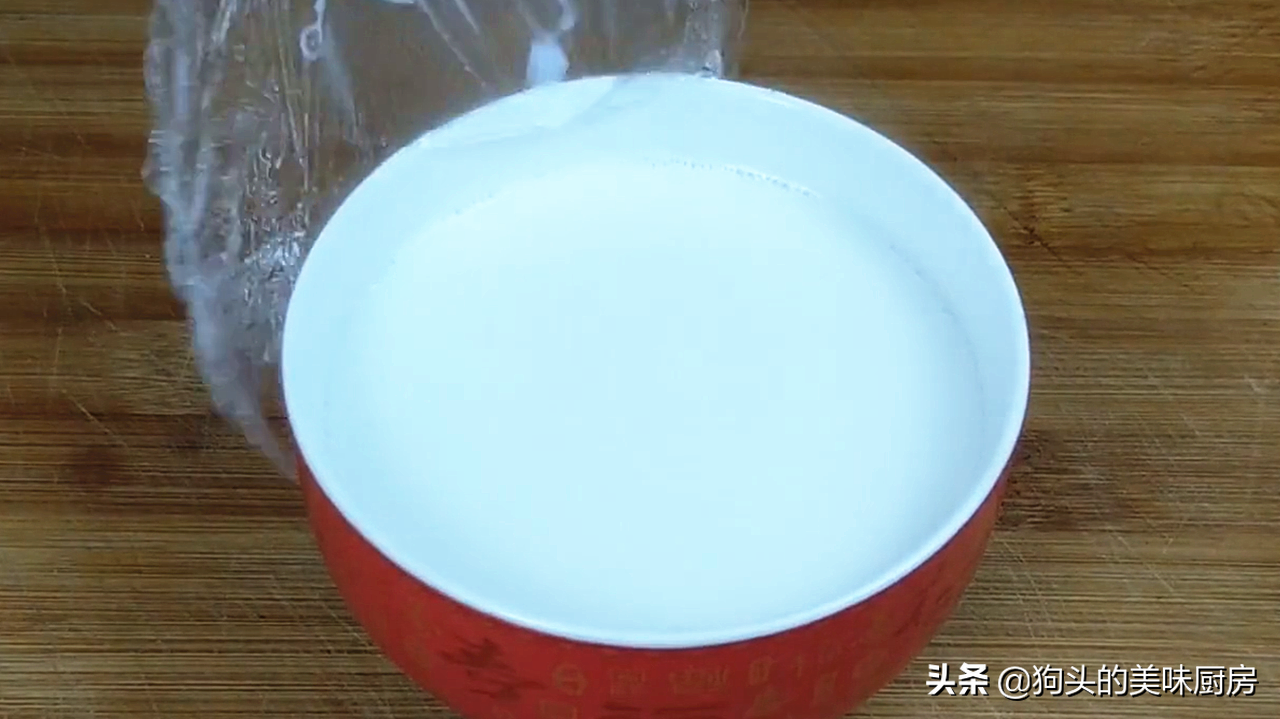 牛奶鸡蛋放锅里蒸，广东的双皮奶就这么简单，干净卫生无添加