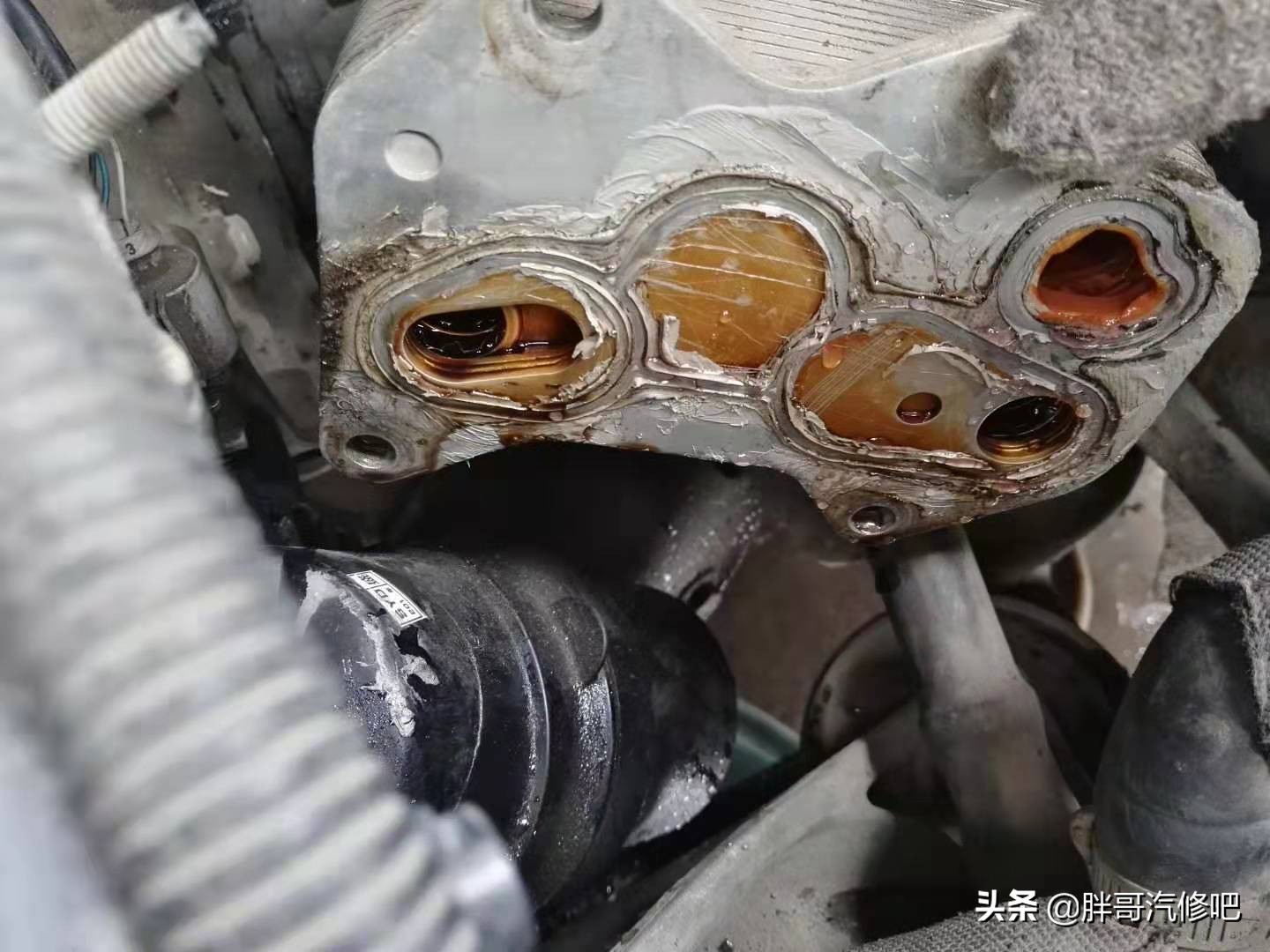 奥迪A6L发动机抖动漏油，胖哥清洗高压喷油嘴，更换机油散热垫