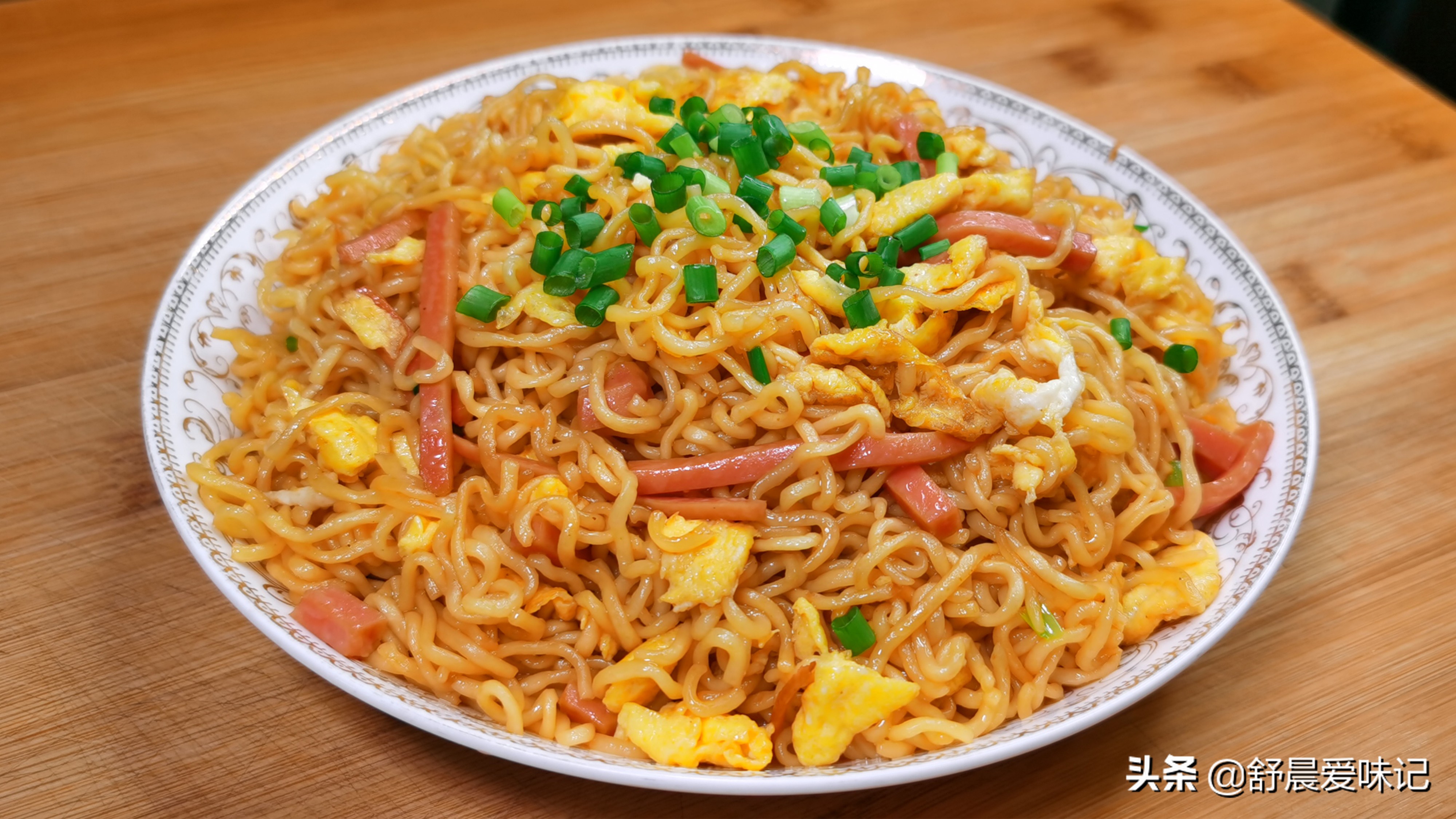 一道筋道爽滑的"鸡蛋炒方便面",方便面不坨不粘连,又香又入味,简单易