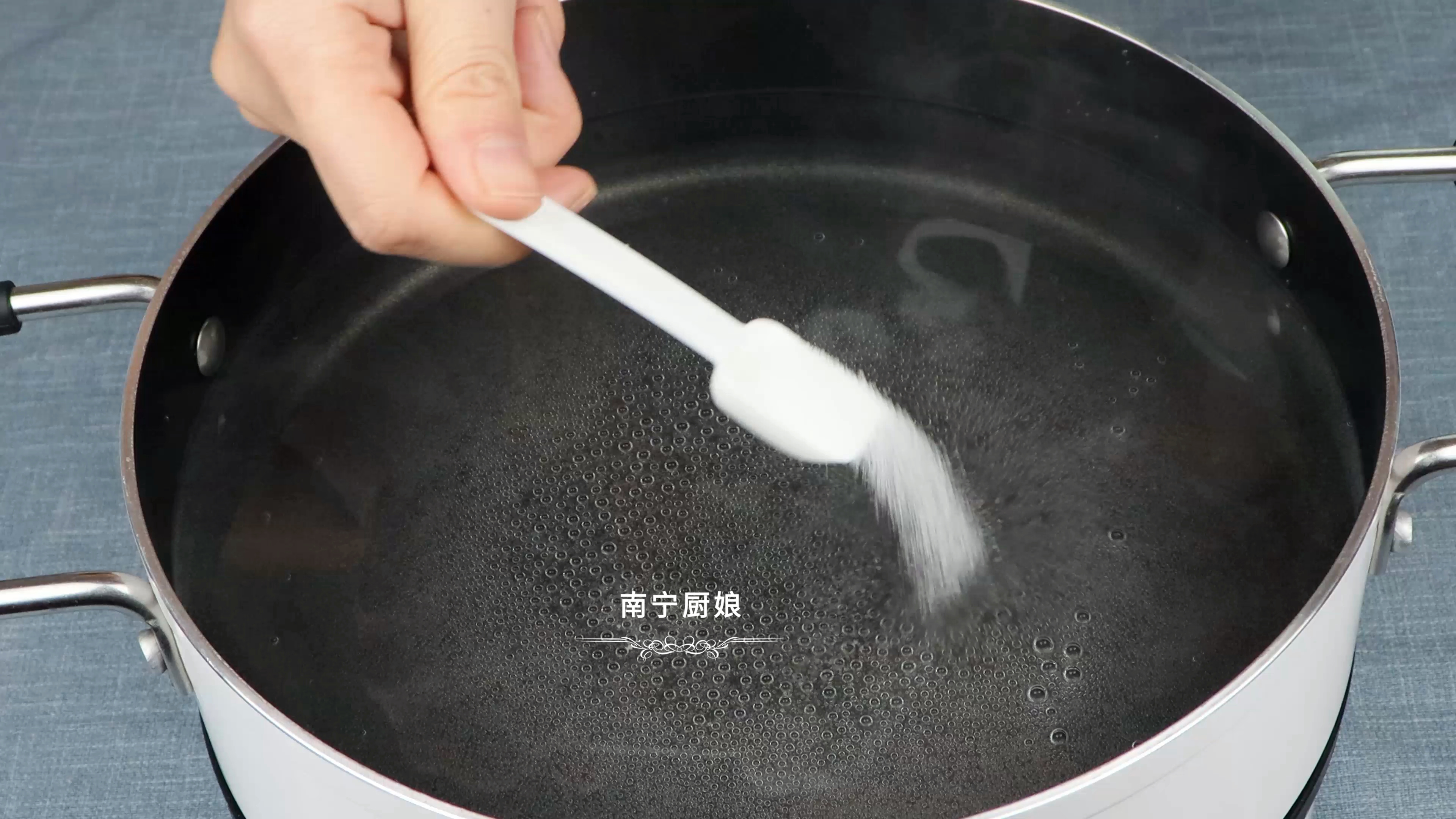 煮冻饺子时，冷水还是开水下锅好？教你正确煮法，饺子完整不破皮