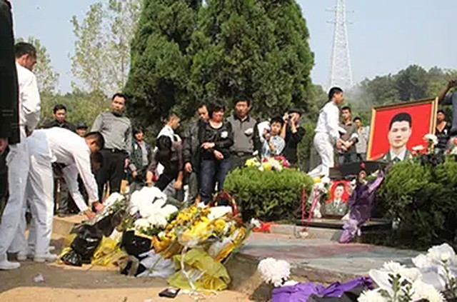 20岁兵哥哥救火牺牲，追思会万人自发送行，如今失独夫妻收获一女