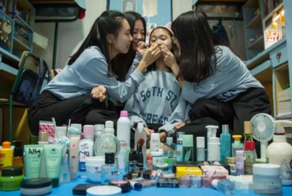 北大数学天才韦东奕又火了，每月生活费仅300，板书堪称视觉盛宴