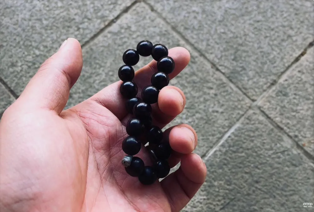 它是最古老的菩提手串,一斤才几十元,随便盘盘就出玻璃底