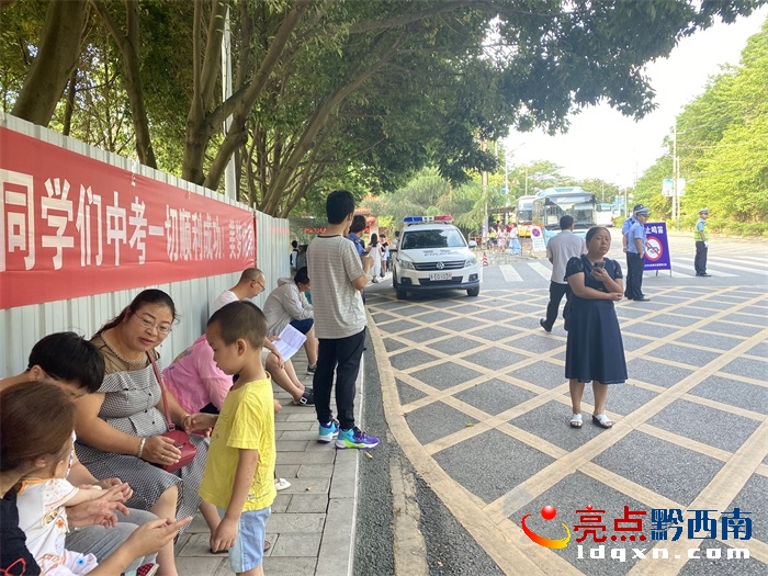 又是一年中考季，今日黔西南4万余考生奔赴考场 众多家长场外等候