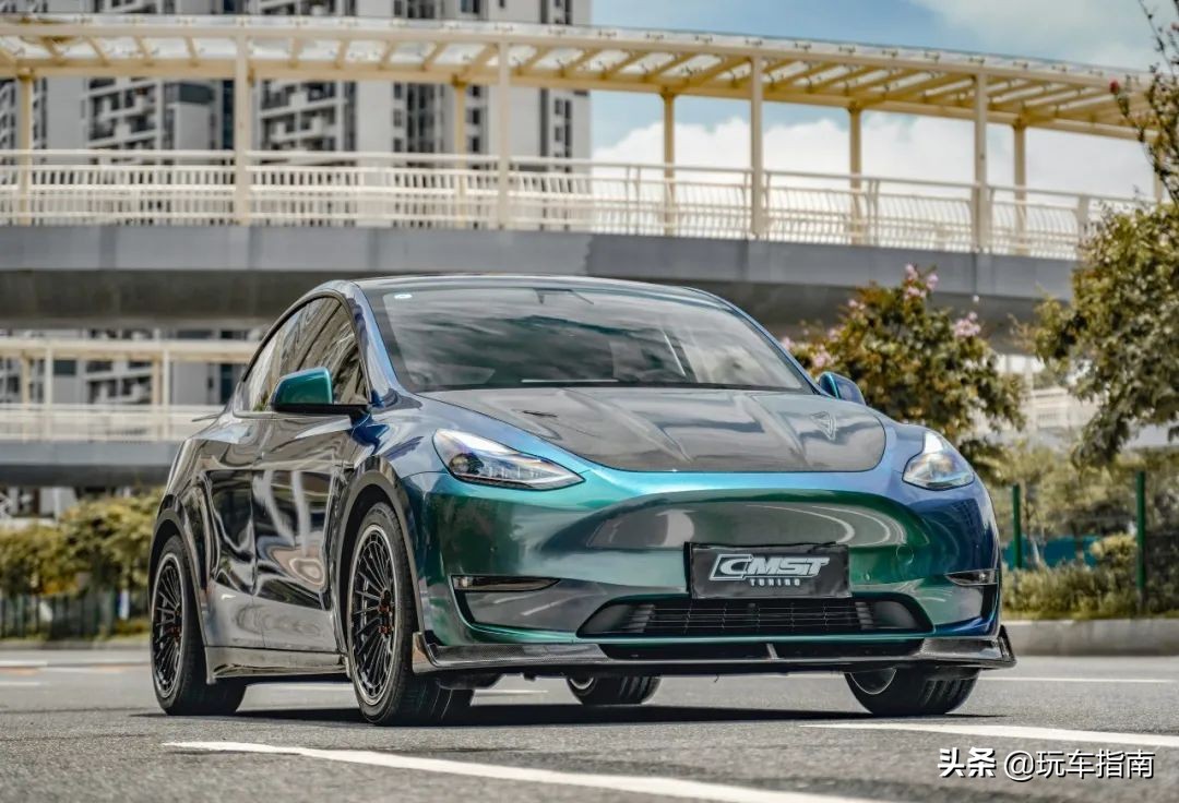 特斯拉Model Y全面改装，碳纤维宽体钻石绿变色膜回头率爆棚