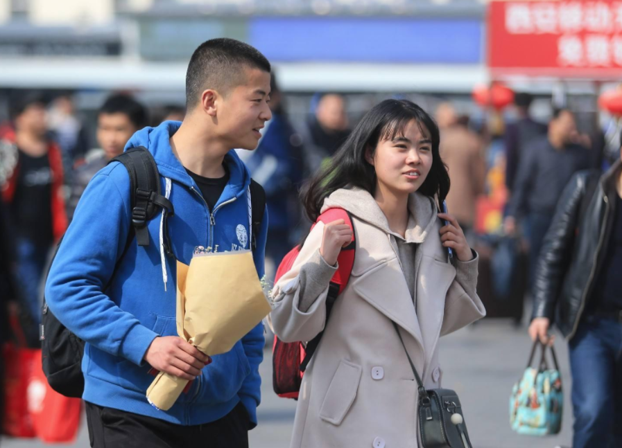 悲剧！湖北一医学系女生跳楼身亡，家属追究原因，校方竟这样解释