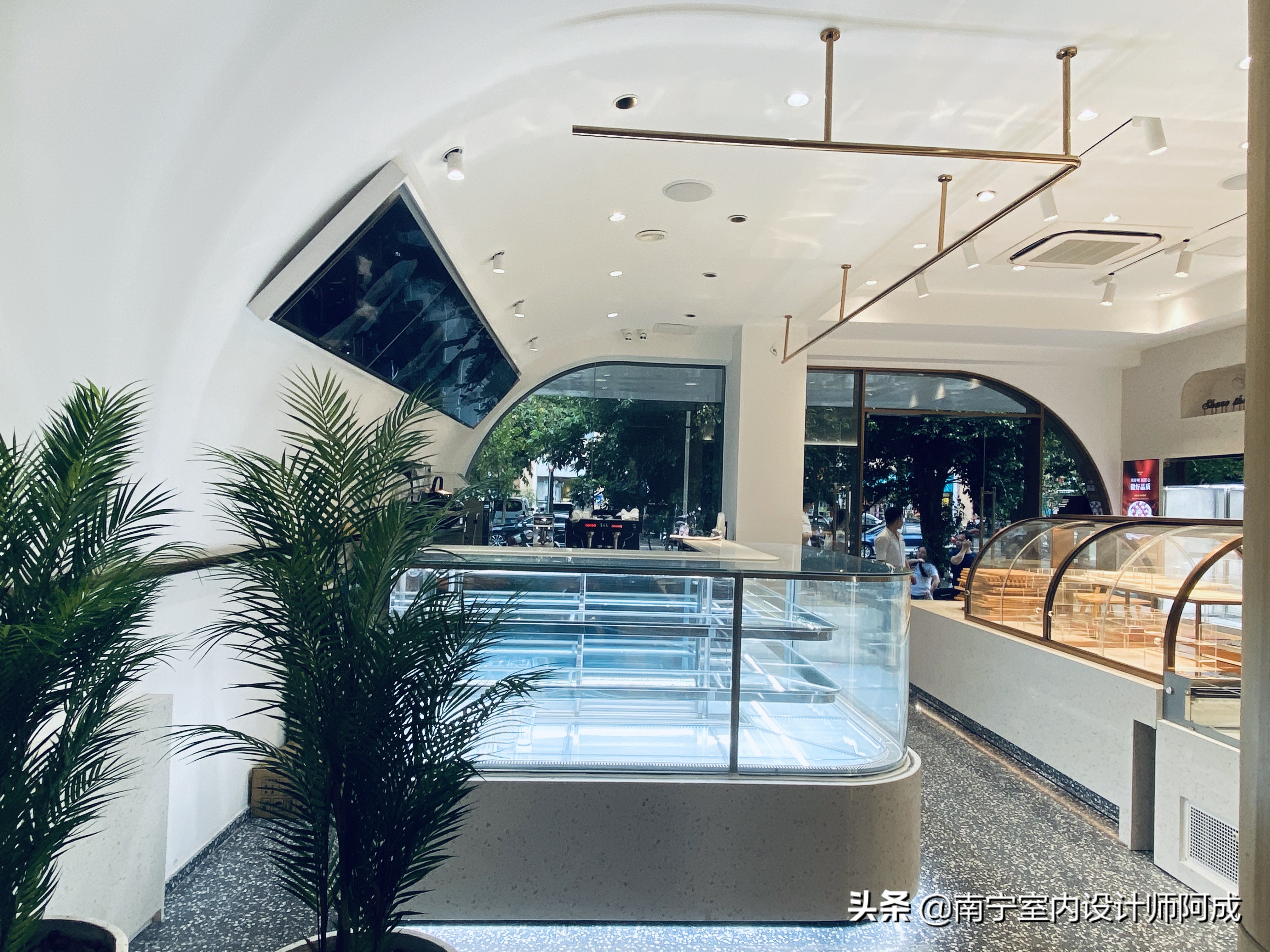 如果你有个异形结构店面，你会如何规划设计丨看看这家蛋糕店实景