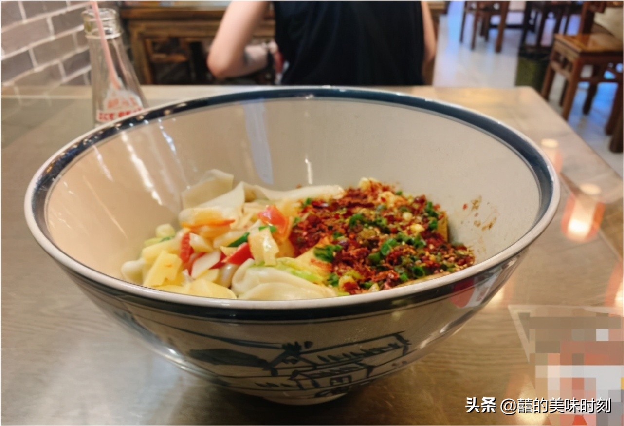 西安这碗面比脸盘子还大，每天都人山人海，客人却很不满意