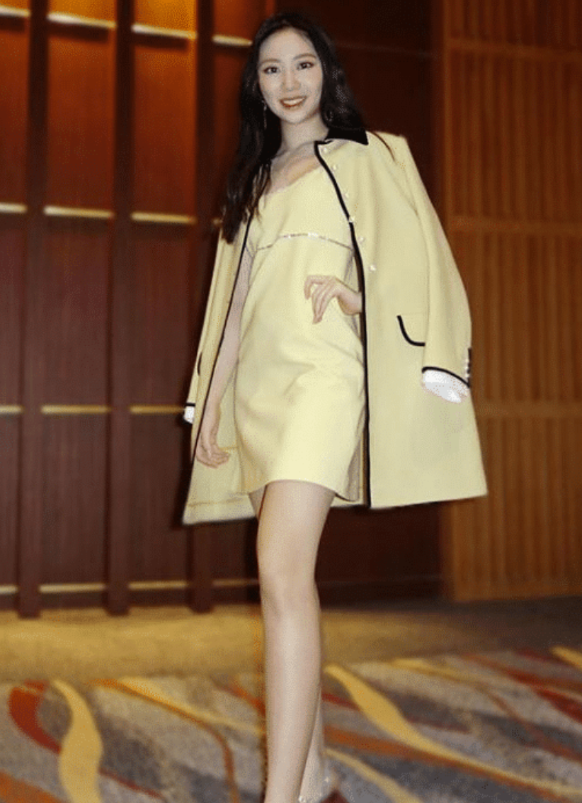 甄子丹17岁女儿晒照，皮肤白暂大长腿逆天，继承妈妈模特好基因