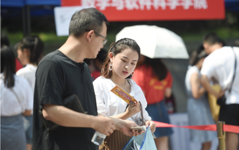 武汉学院新生开学，“迪丽热巴”前来报到，引老师和学生“围观”