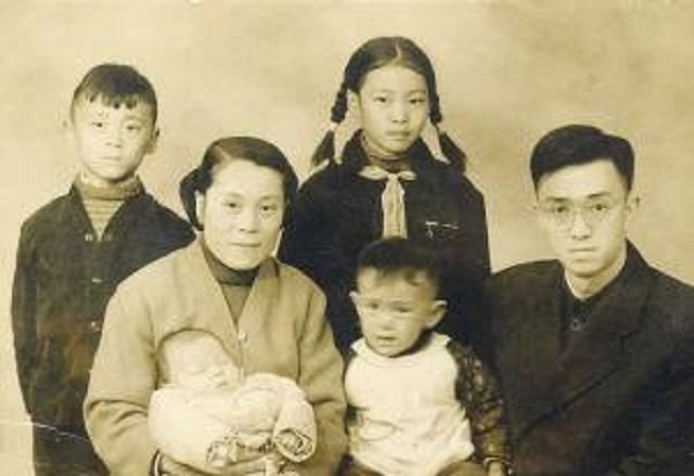 名导谢晋：双亲自尽，4个孩子3个智力低下，将一生奉献给电影