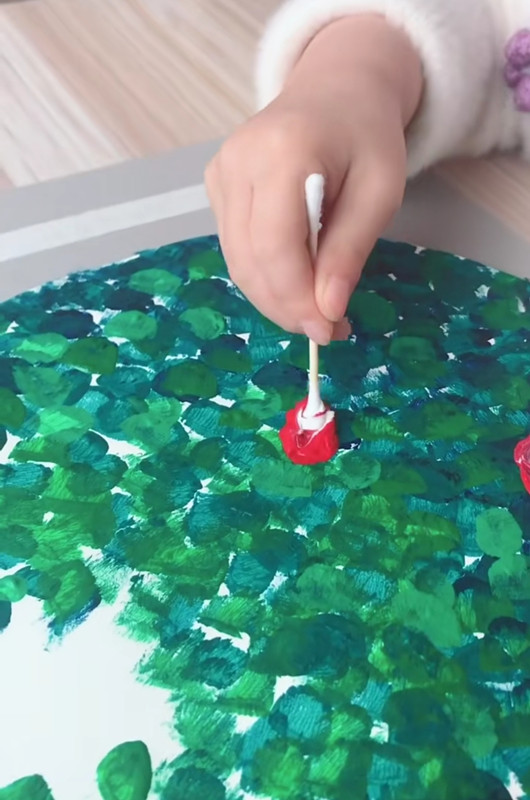 小女孩用颜料画画，本来以为是玩笑之作，看到最后：简单又好看