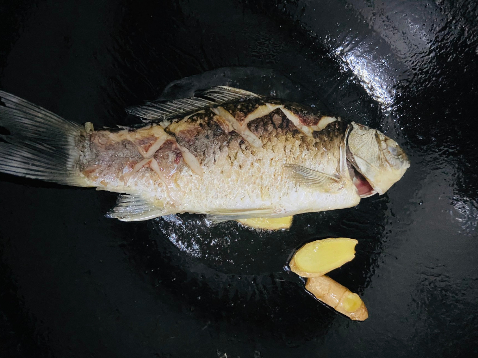 孕妇喝的鱼汤怎么熬？牢记3个小技巧，鱼汤无腥味，奶白色特别鲜