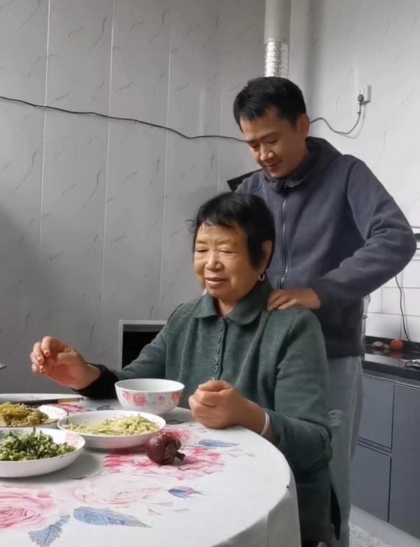 戏骨李嘉明雪地思念亡父母，感叹没了他们活着为啥，表情触动人心