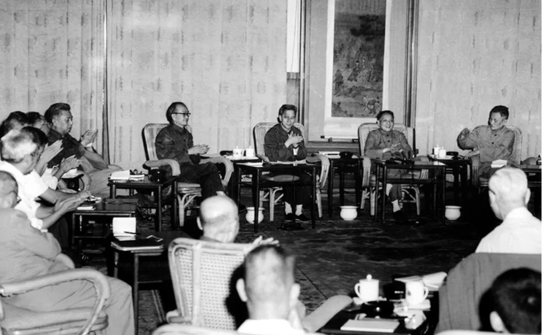 77年邓小平原计划准备一年再恢复高考，因何改变主意：不能再等了