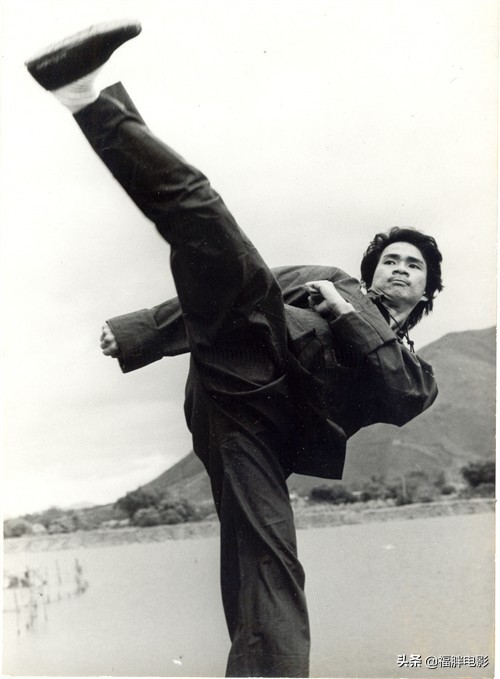 香港影视圈"全才"徐小明导演,编剧,武术指导,甚至还演唱了片头曲和