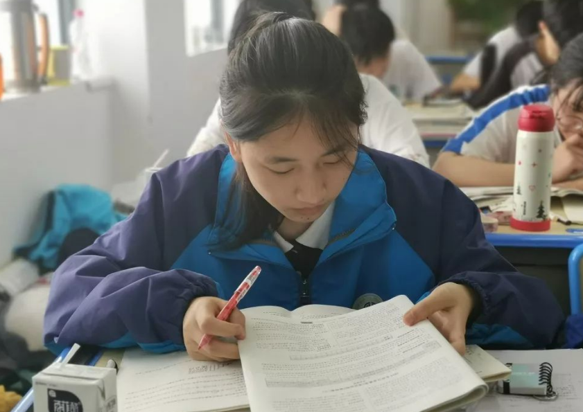 2021高考题目有多难？表情看出一切，回答让人心疼：考了个寂寞