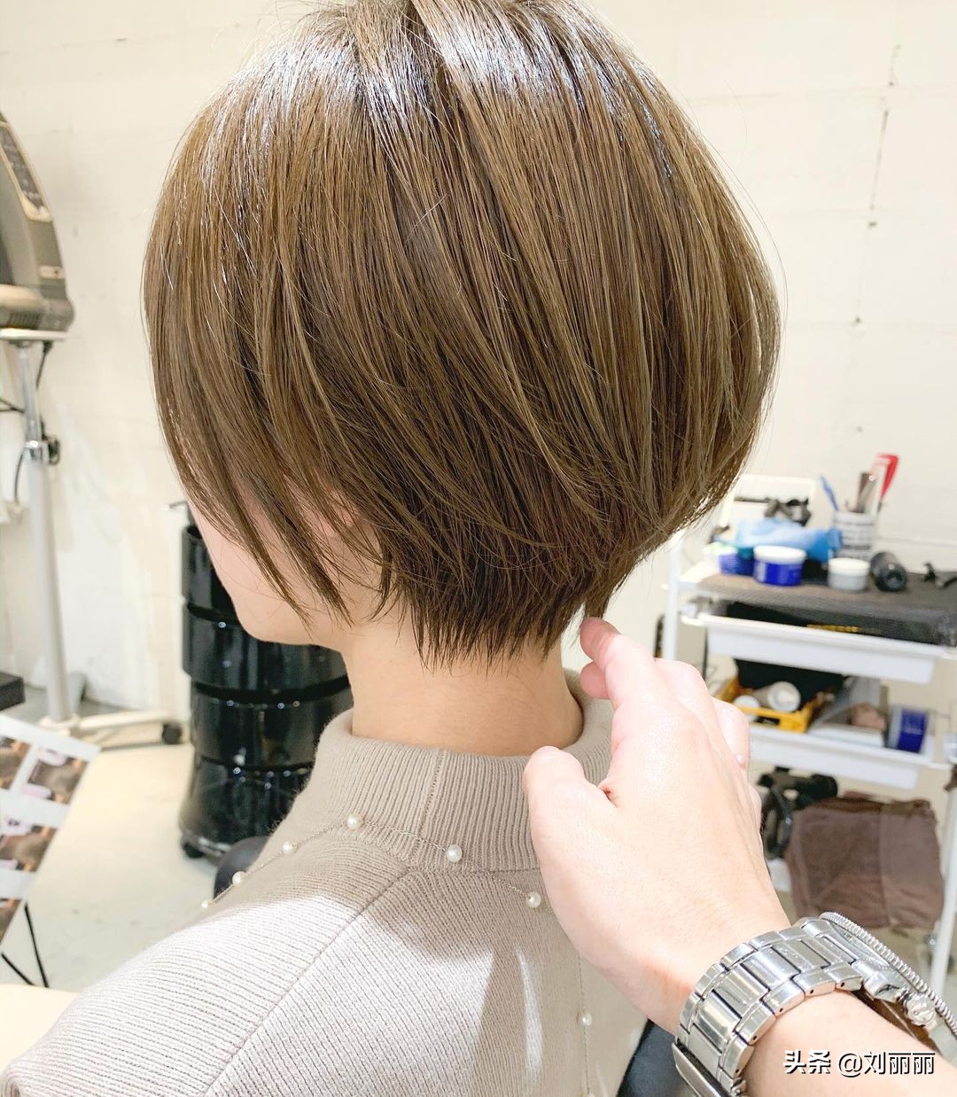 别再留长发了，今冬流行“三好短发”，越来越多女性这样剪