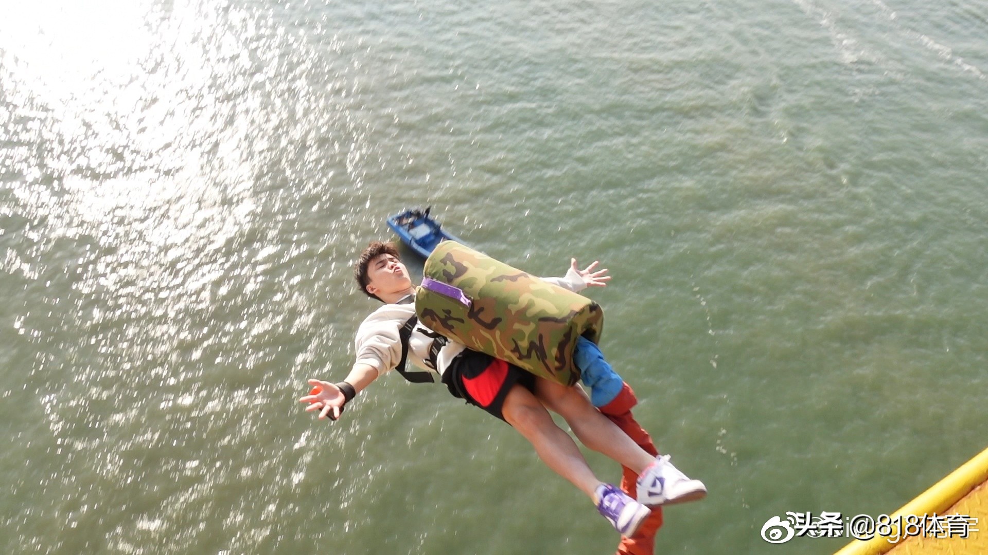 小可爱!全红婵随广东队出早操没睡醒犯困,全队玩海上蹦极自由落体