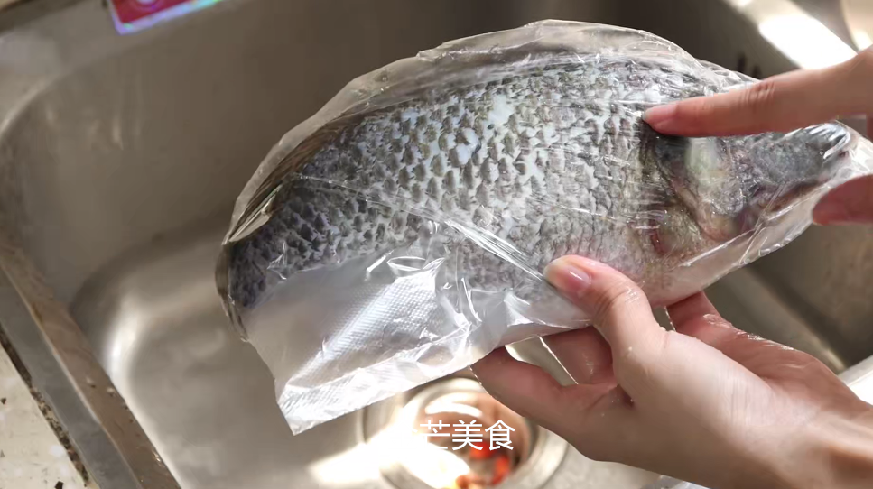 解冻鱼不能直接用水泡，海产老板教我一招，解冻后和新鲜买的一样
