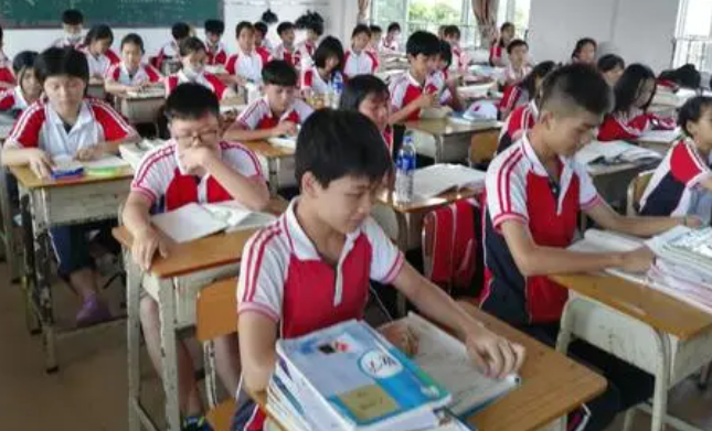 “天价校服”让家长苦不堪？教育部发表明确规定，中小学生有福了