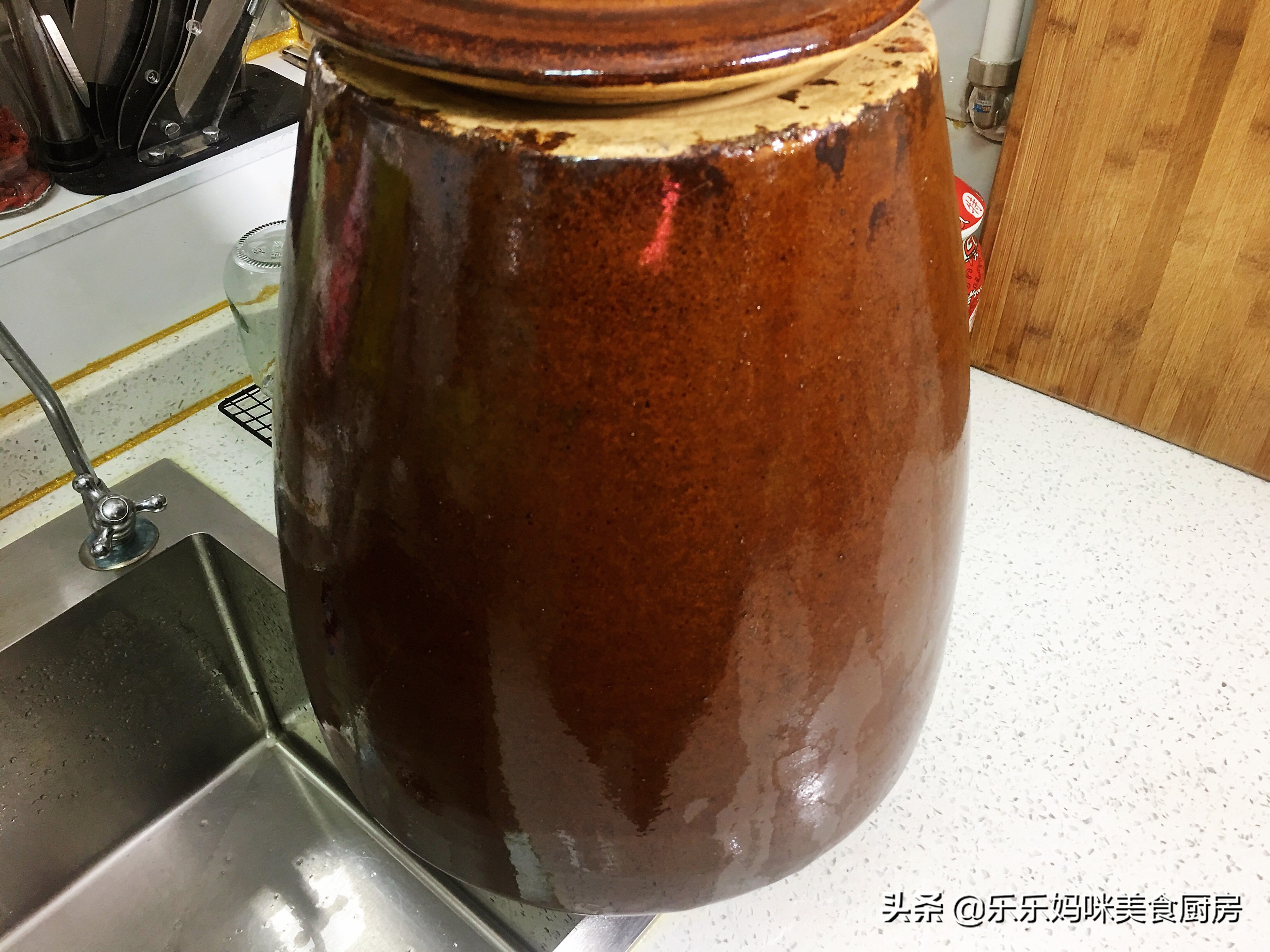 每年秋季，妈妈都用这方法腌咸菜，7种食材腌1瓮，够吃一冬