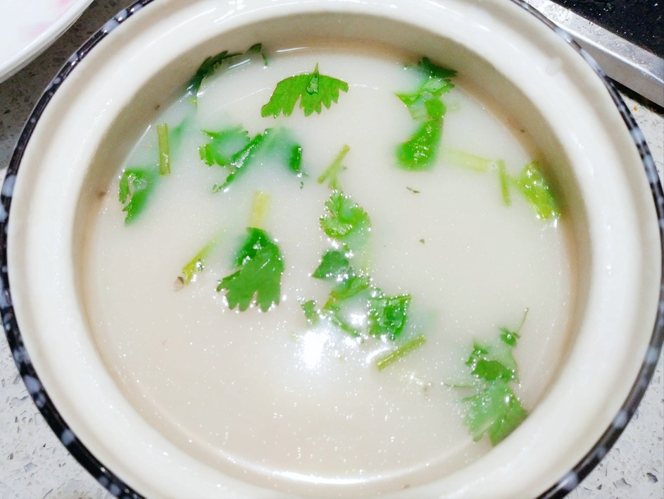 孕妇喝的鱼汤怎么熬？牢记3个小技巧，鱼汤无腥味，奶白色特别鲜