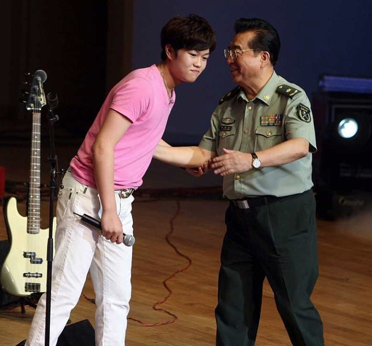 9年了，那个说“我爸是李刚”的孩子，现在怎么样了