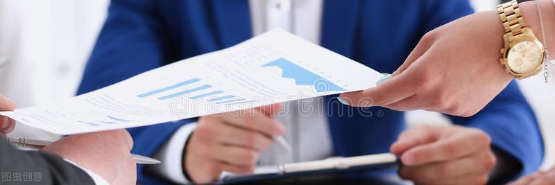 有借条，有担保人，欠债人反复拖延？上诉！返还