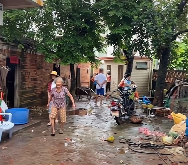 太红了！全红婵爷爷奶奶逛商场，被网友认出来，很低调穿着仍朴素