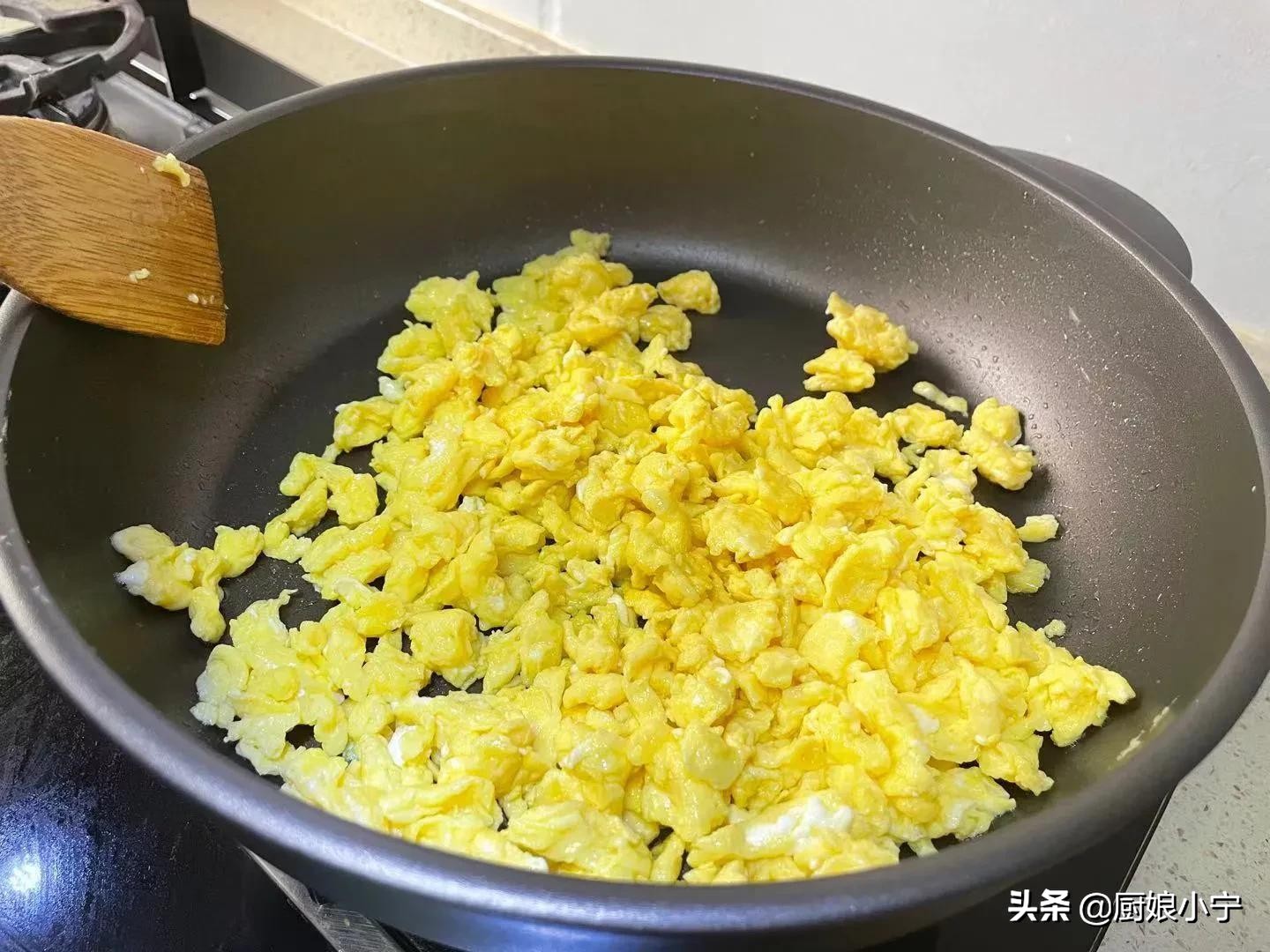 三鲜饺子调馅有秘诀，多加1种油，少加1味料，包多少都不够吃