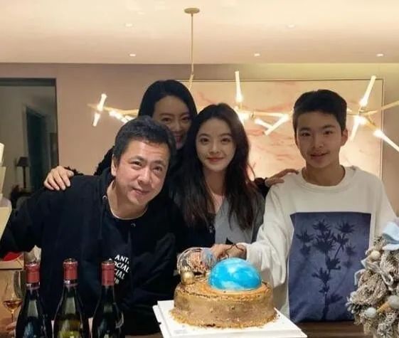 何超欣考上清华研究生，王文也晒恋爱高甜，映射出名媛们的小时代