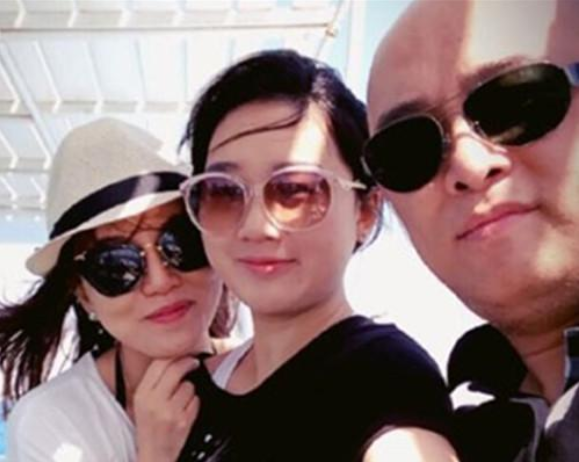 他是“江苏一哥”孟非，曾娶初恋女友为妻，今49岁一家三口超幸福