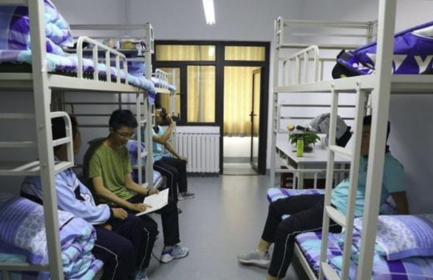 “查寝姐”张美玉被爆居家抑郁，她到底错哪了？该追根溯源