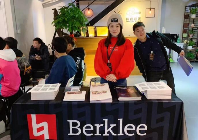 明星扎堆的“伯克利”，办学水平惹争议，在国内能算985大学吗？