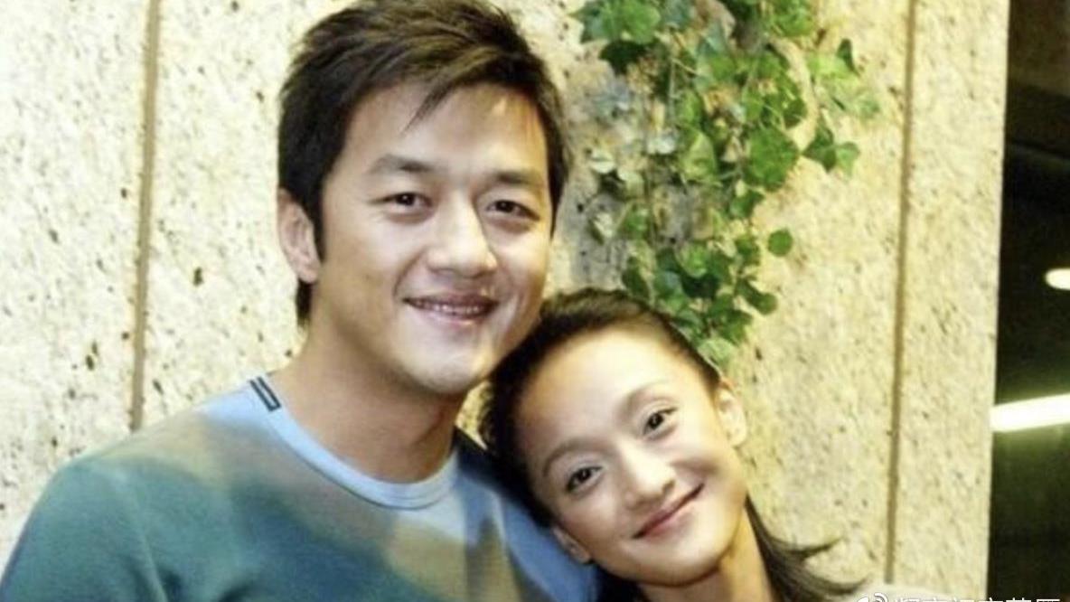 李亚鹏与新女友，穿情侣鞋同框28天后，前女友与老公官宣离婚