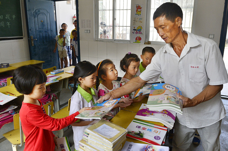 高三学生精心设局，高考后举报老师补课，结局却意外“反转”