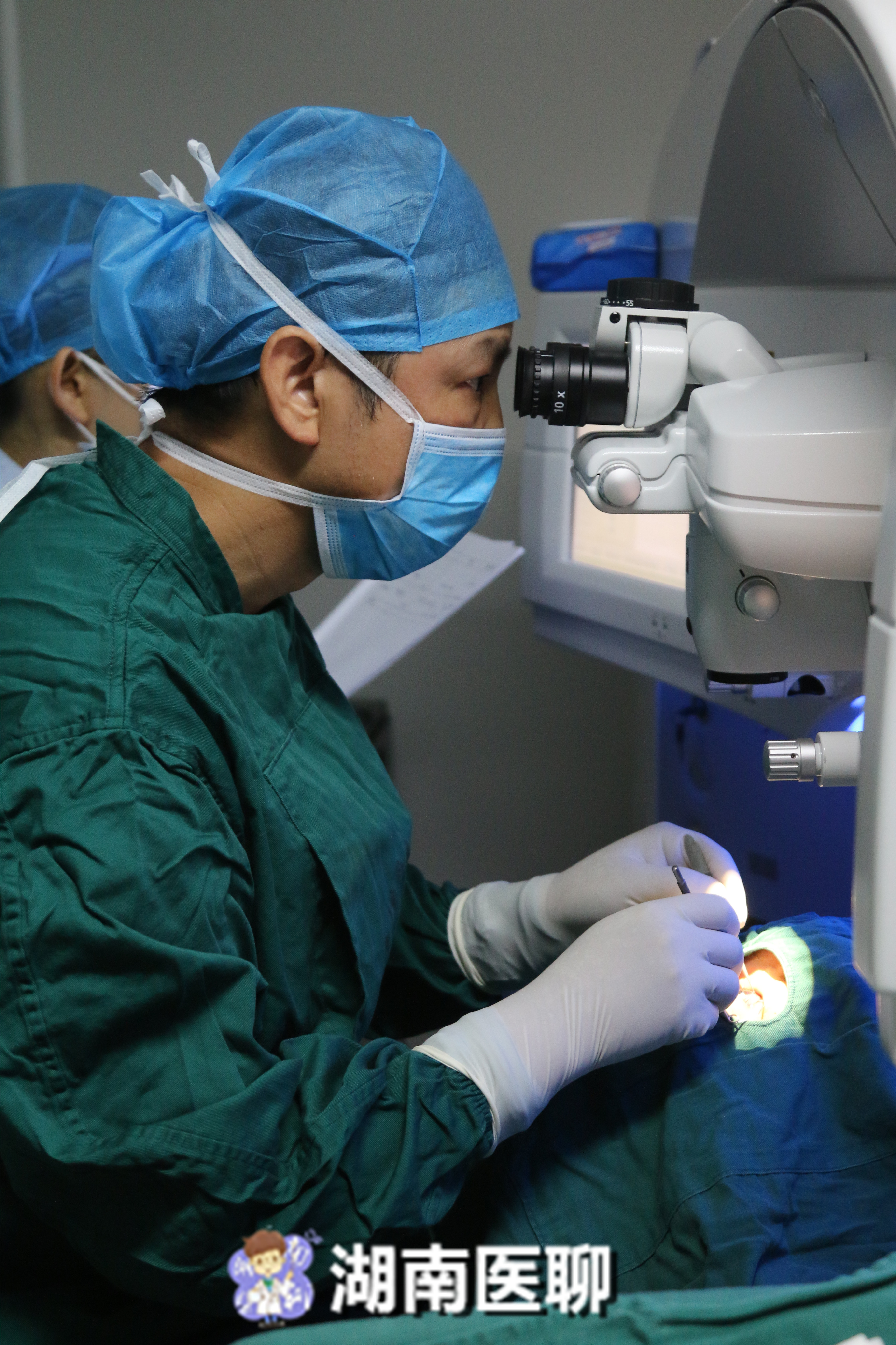 特别的成年礼物！高三学生深受眼镜困扰，全飞秒还他一个清晰视界