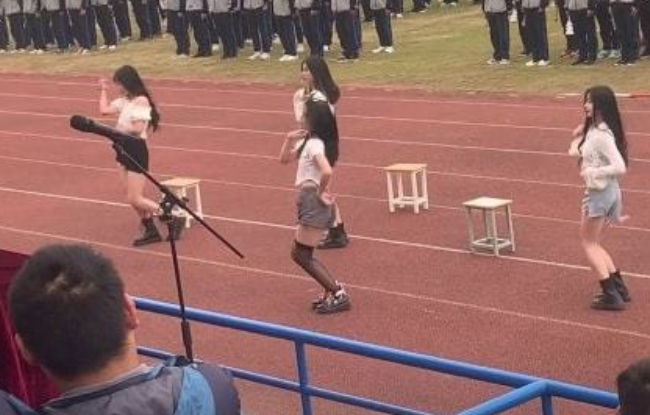 又一高校运动会出幺蛾子，女学生舞蹈惹争议，被评为不雅表演